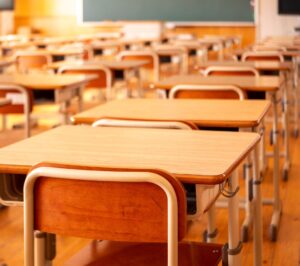 prázdné školní lavice ve třídě