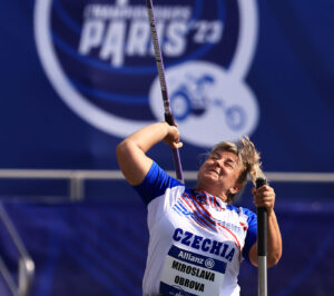 Na fotografii je paratletka Miroslava Obrova na závodech při hodu oštěpem.