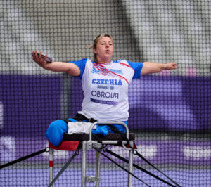 Na fotografii je paraatletka Miroslava Obrová při závodu hodu diskem.