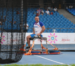 Diskař Jaroslav Petrouš v závodě na paraatletickém mistrovství světa v Indii.