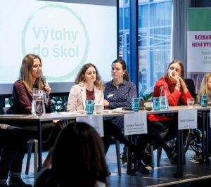 za stolem sedí Jindra Landová, zakladatelka projektu Výtahy do škol, Romana Švecová z kanceláře ombudsmana, Marta Ptáčková z organizace Spoluškola, právnička Kateřina Vítová a žákyně 9. třídy Šárka Škardová