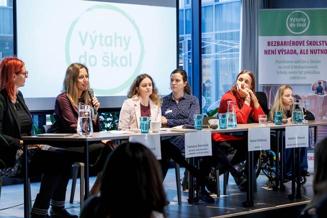 za stolem sedí Jindra Landová, zakladatelka projektu Výtahy do škol, Romana Švecová z&nbsp;kanceláře ombudsmana, Marta Ptáčková z&nbsp;organizace Spoluškola, právnička Kateřina Vítová a&nbsp;žákyně 9. třídy Šárka Škardová