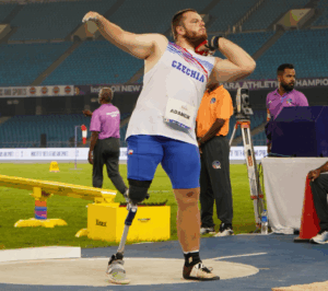 Vrhač Martin Adamčík během koulařského závodu na mistrovství světa v Indii připravený k vrhu koulí.