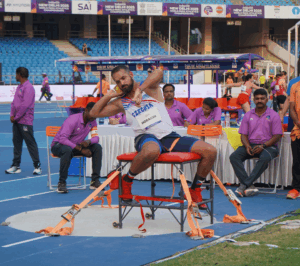 Český paraatlet Tomáš Horáček při vrhu koulí.