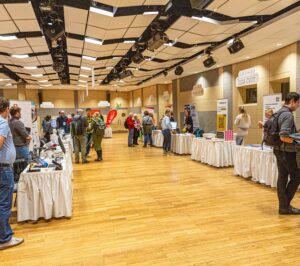 Sál s&nbsp;výstavními stánky pro návštěvníky konference INSPO 2025.