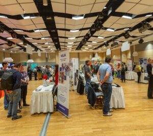 Sál s&nbsp;vystavovateli v&nbsp;rámci konference INSPO 2025.