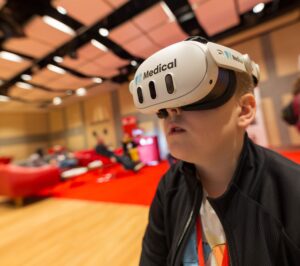 Chlapec s&nbsp;brýlemi pro virtuální realitu.