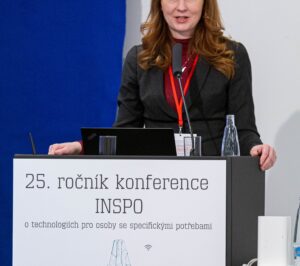 Moderátorka plenární sekce konference INSPO 2025 Hana Potměšilová na podiu.