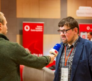 Novinář televize Nova dělá rozhovor s&nbsp;pořadatelem konference INSPO Radkem Pavlíčkem.
